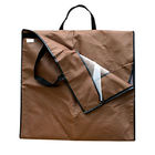 La borsa di indumento ripiegabile non tessuta con le maniglie in Brown, zippa sulla borsa di indumento